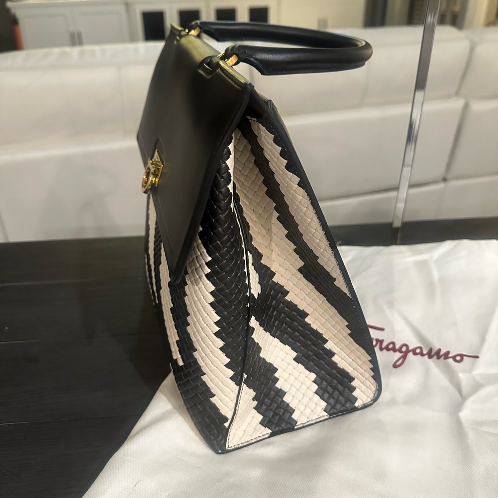 AUTHENTIC Salvatore Ferragamo Trifoluo Top Handle Bag Woven Leather Medium - Picture 4 of 16
